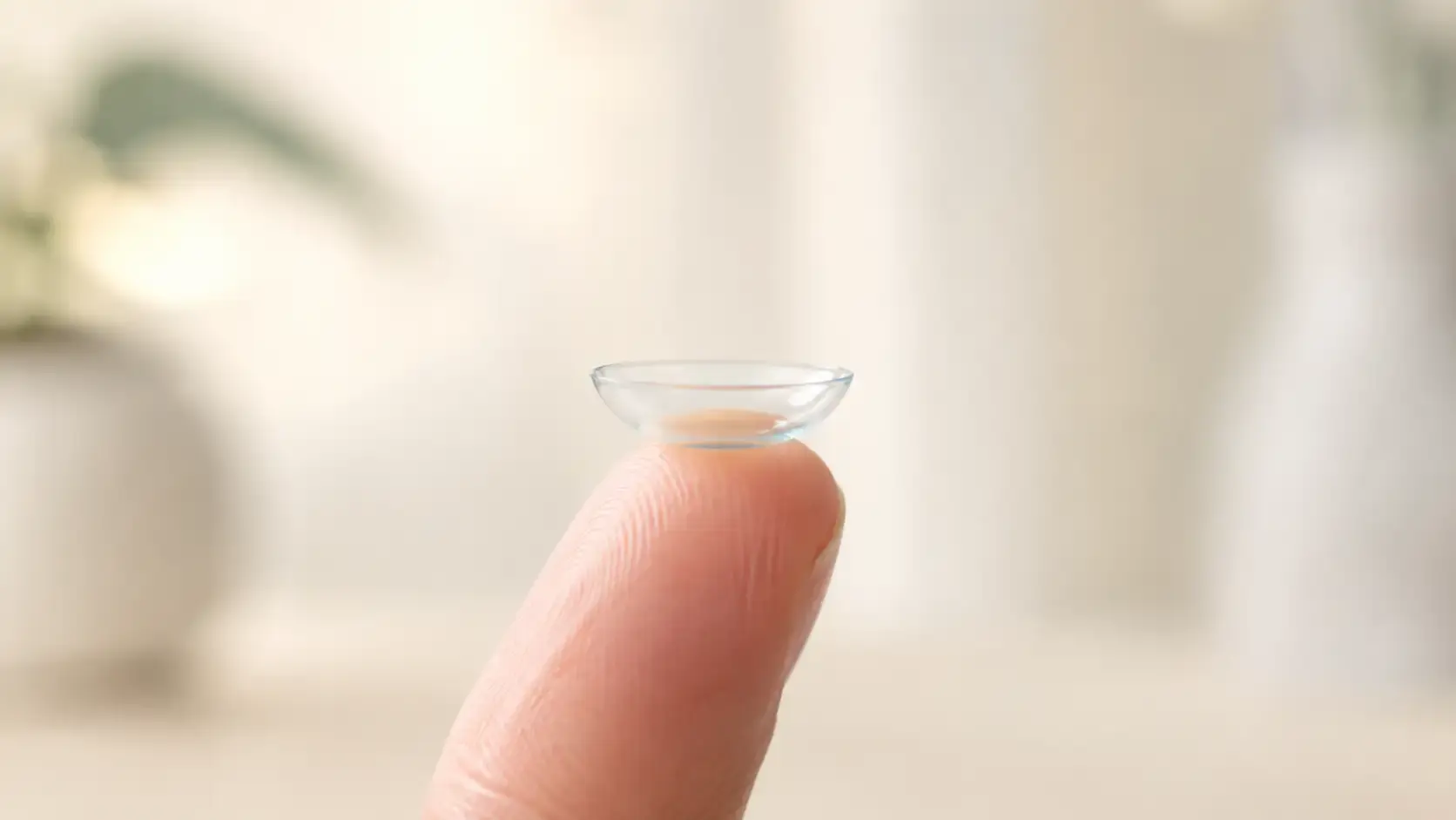 柔软的隐形眼镜平衡在指尖上，随时可以配戴
